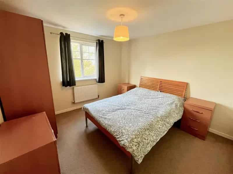 2 Bed Top Floor Flat for Sale No Onward Chain