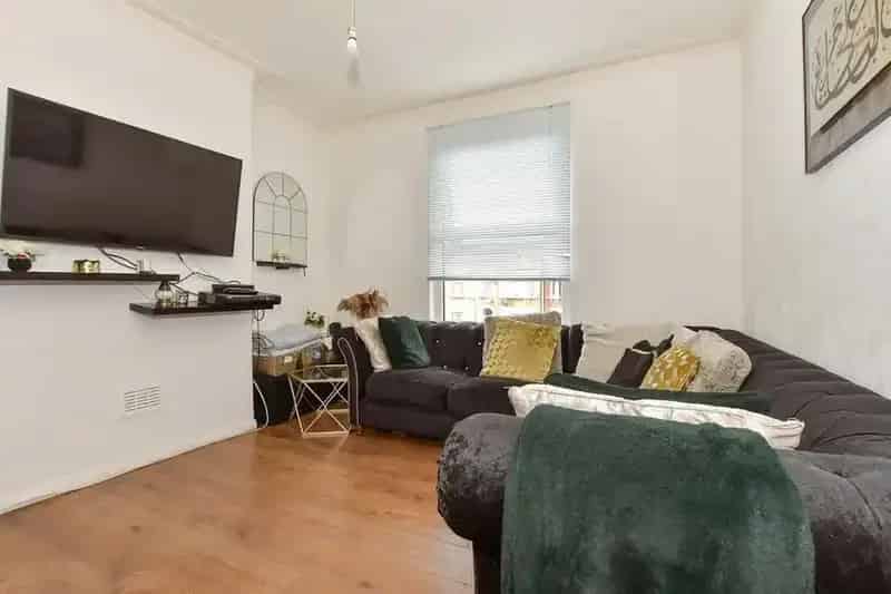 3 bedroom flat for sale