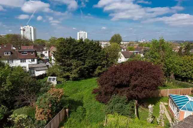 Flat for sale in Hodford Road, London NW11