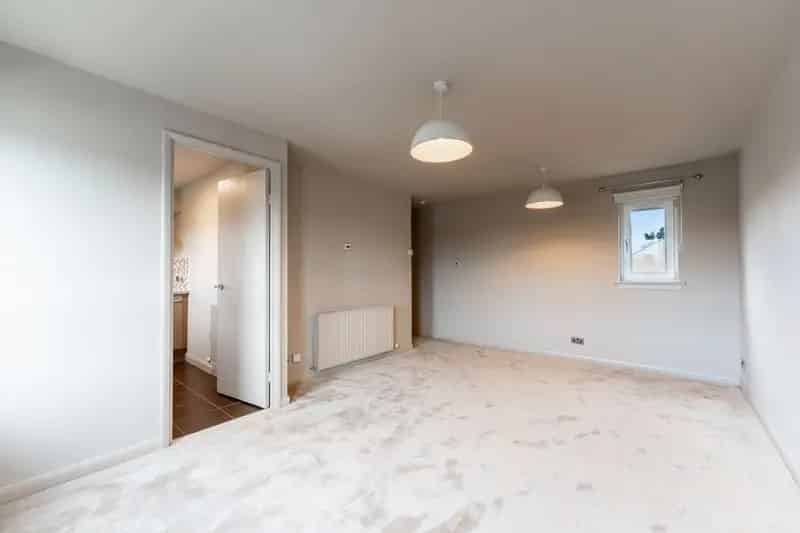 Fantastic Studio Flat Near M80 Motorway