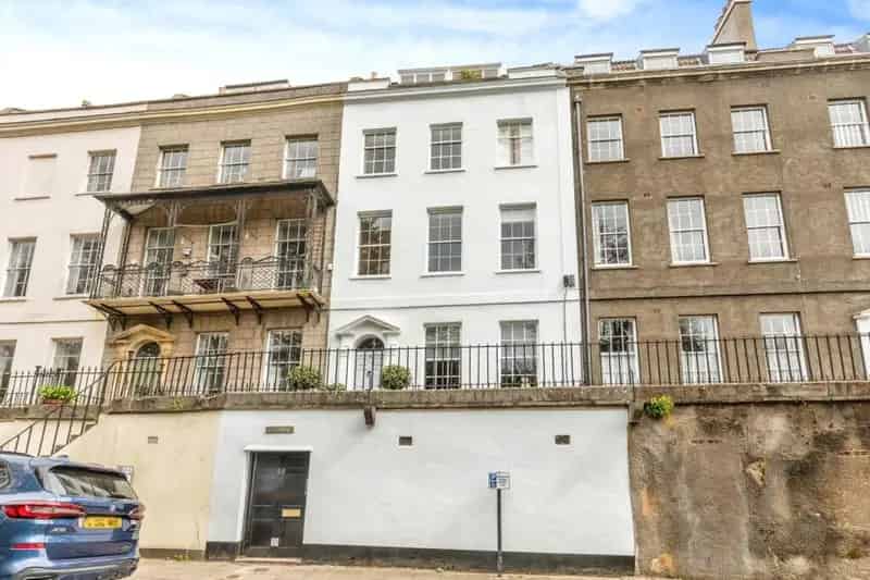 2 Bedroom Garden Flat for Sale in Clifton Village
