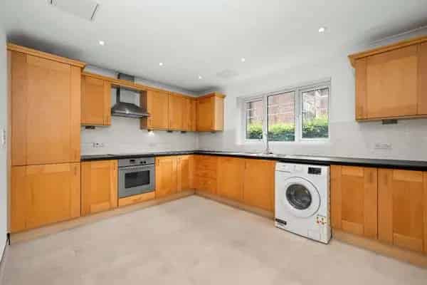 Spacious 3-Bedroom Apartment in Weybridge