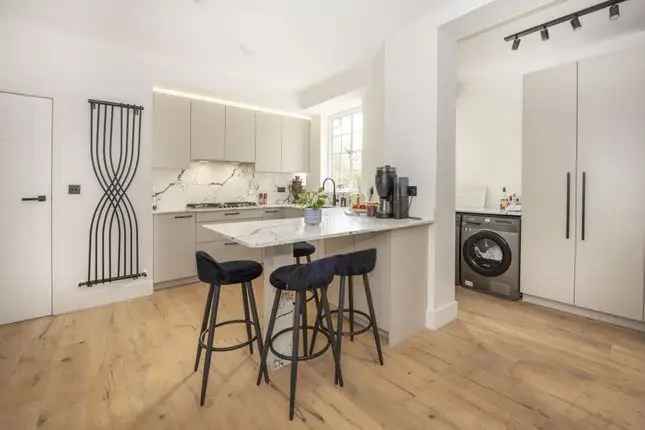 4-Bedroom Flat to Rent in Putney Heath