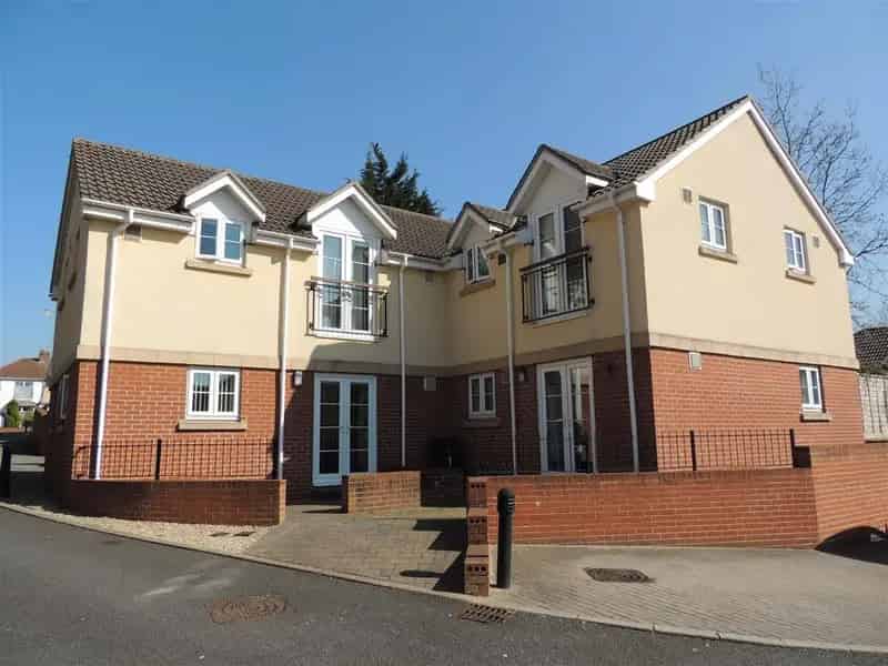 Ground Floor One Bedroom Apartment Near Kingswood High Street