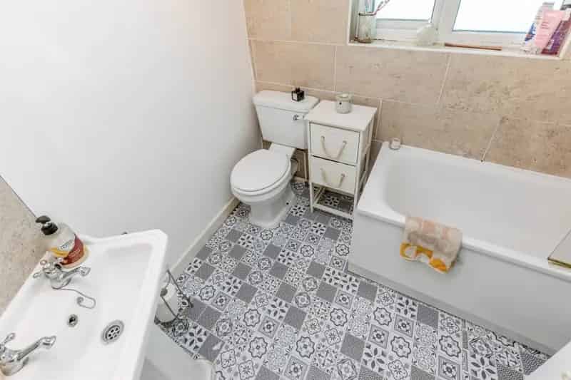 3 Bed Victorian House Near Parks and Amenities