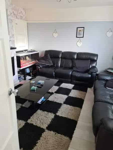3 Bed Semi Detached House Near Shops and Schools