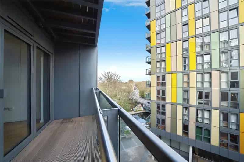 Spacious 2-Bed 2-Bath Apartment with Balcony and Concierge