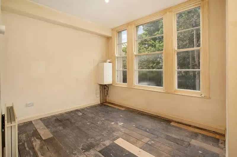 2 Bed Flat for Sale - Needs Refurbishment - Garden - Town Centre Location