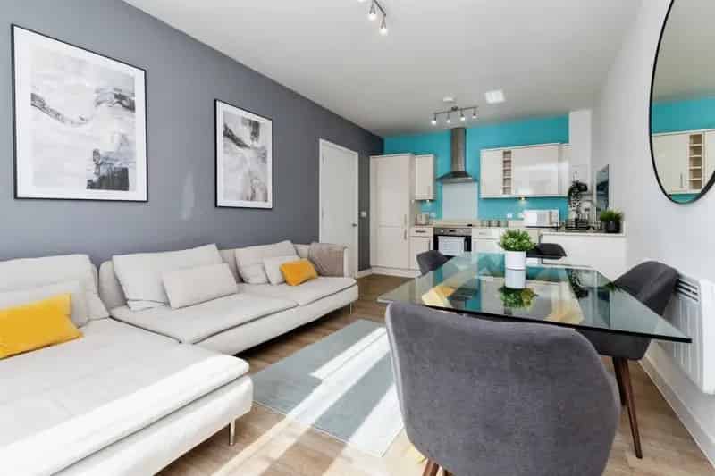 Two Bedroom Top Floor Apartment in Hatfield Near Train Station
