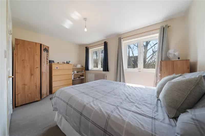 2 Bedroom House in London - Spacious Family Home with Garden