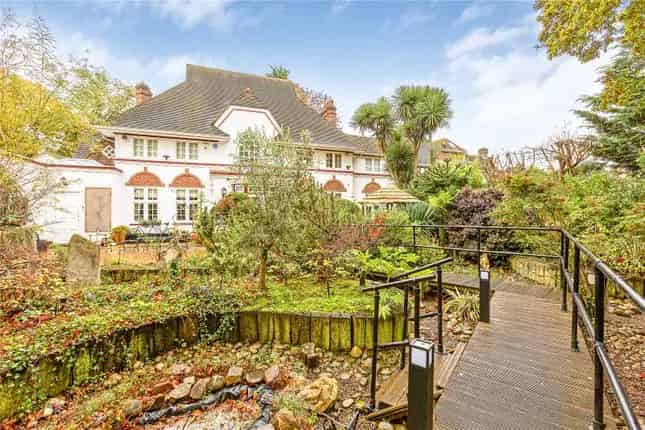 Detached House for Sale in East Sheen SW14