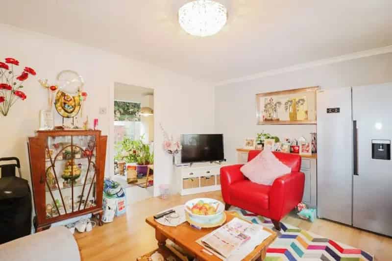 2 Bed House with Garden and Garage