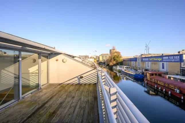 Mews house for sale in Waterfront Mews, London N1