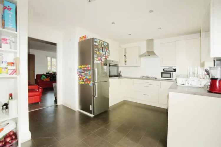 3 Bed Mid-Terraced House with Garden and Carport
