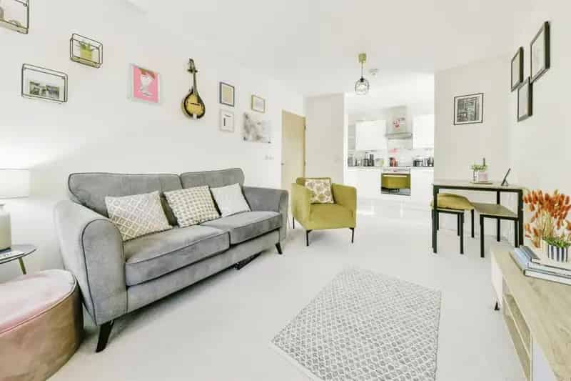 Stunning 2-Bedroom Apartment with New Lease and Parking