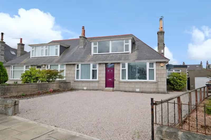 Stunning Refurbished Semi-Detached House - 4 Bedrooms - Ready to Move In