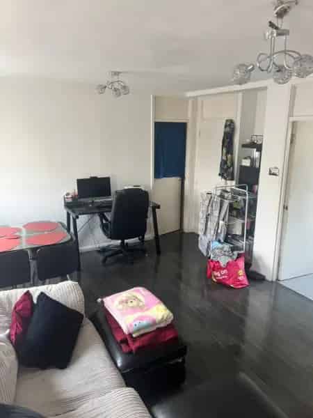 Maisonette with Private Parking Near Transport and Amenities