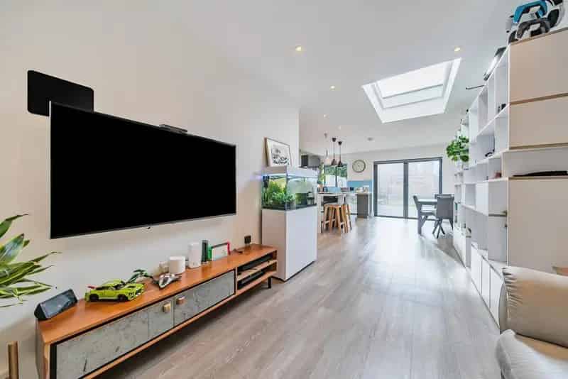 Three-Bedroom Family Home near Hayes Village and Schools