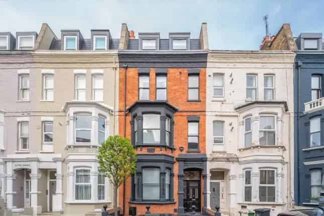 Terraced House for Sale in London SW6