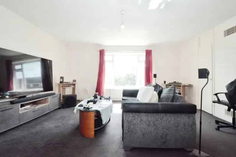 2 Bedroom Flat for Investors Modernisation Potential