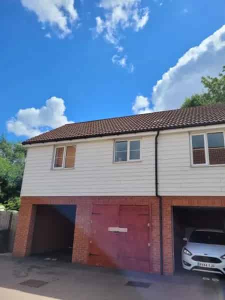 Large 2-Bedroom Flat with Carport and Garden