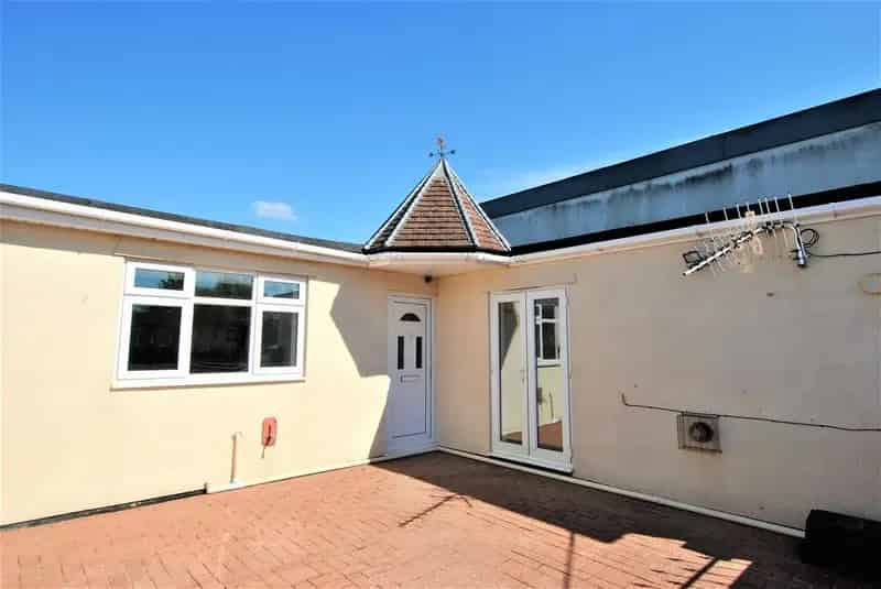 3 Bedroom Flat for Sale in Whitchurch
