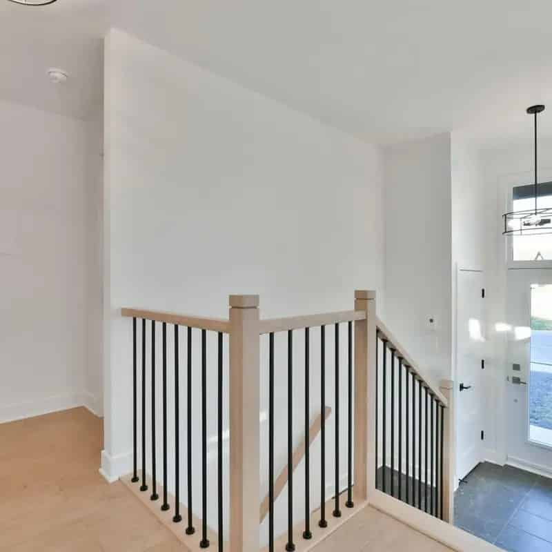 House for Sale: Charming Home with Large Terrace and Open Concept Living