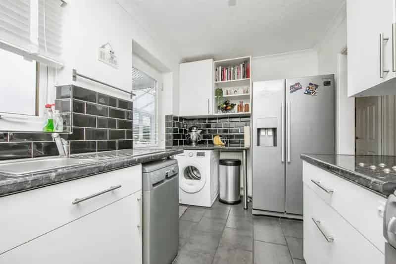 3 Bed Semi-Detached House with Garage and Outbuilding