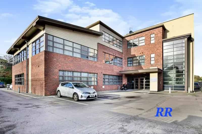 1 Bedroom Furnished Apartment Wilmslow Town Centre Gated Parking