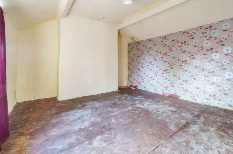 Three Bedroom Farmhouse with 2.5 Acres Near Mold