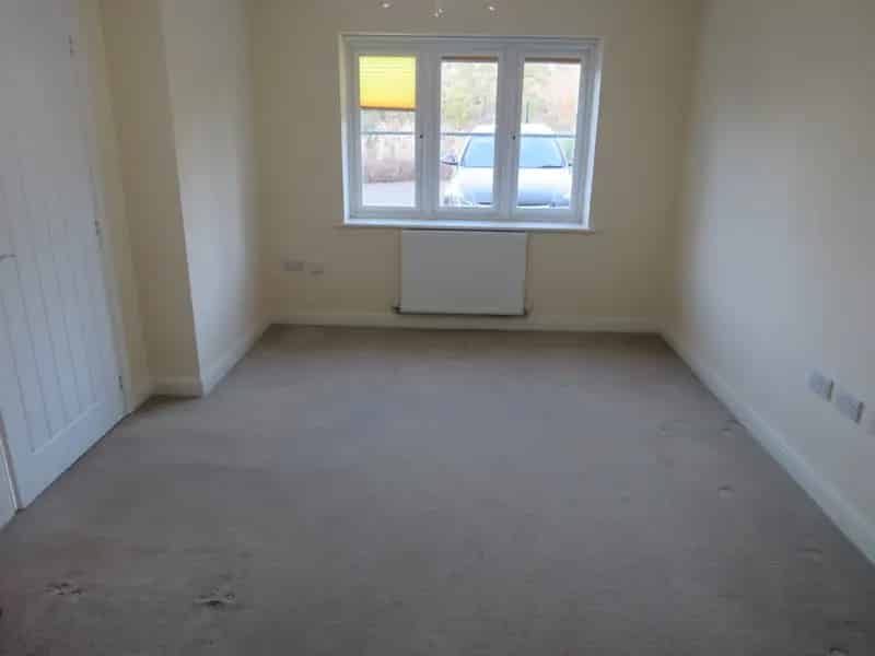 Modern Detached House Four Double Bedrooms Driveway Garage