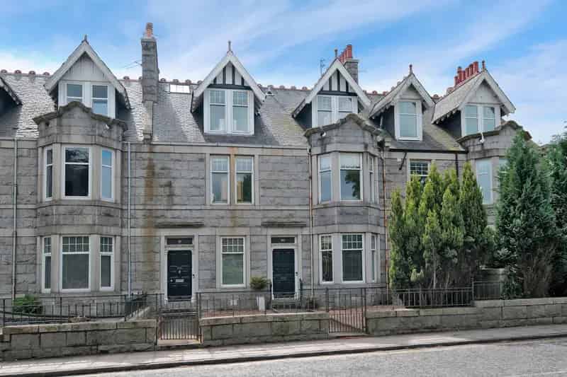 2 Double Bedroom Flat with Basement Stores and Garden