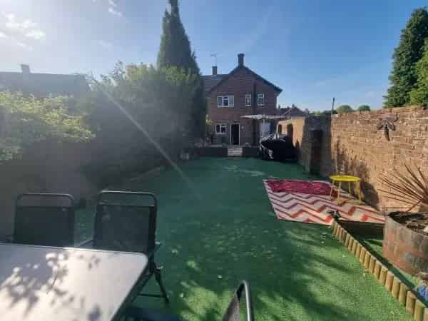 House 5 Mins from Town Centre Near Transport Links