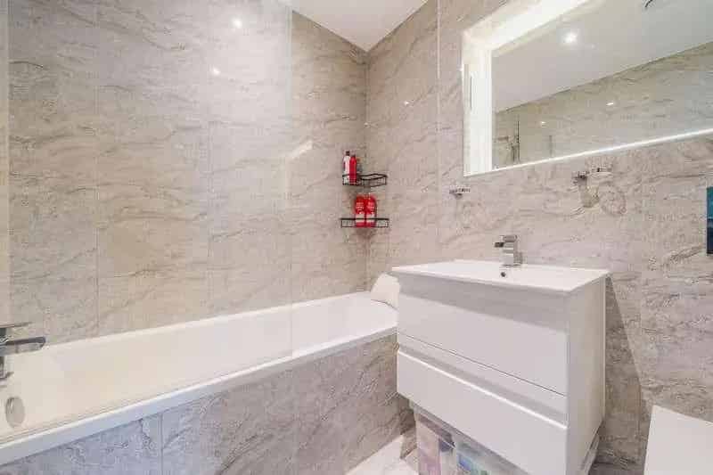 2 Bed Penthouse Apartment with River Views and Parking