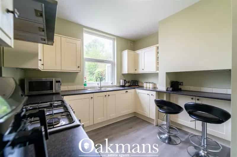 4 Bedroom Semi Detached House Near Train Station
