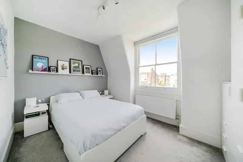885 sq ft 2-Bed Top Floor Flat Sensational Period Building