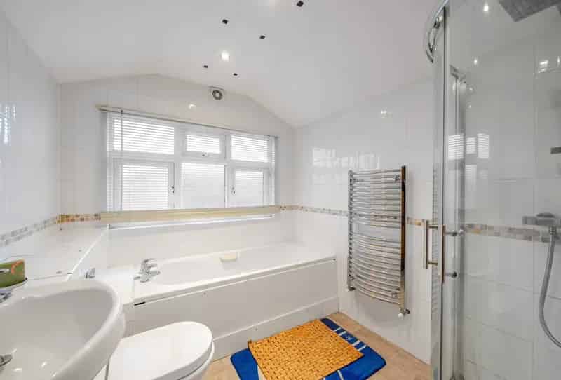 1 Bedroom Flat for Sale Share of Freehold Top Floor Apartment