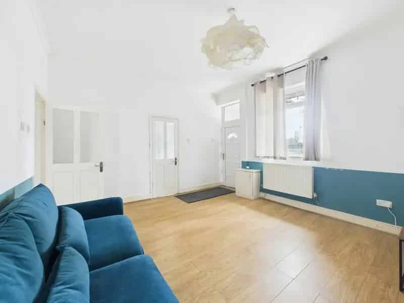 2 Bed End Terrace House Leasehold Near Amenities