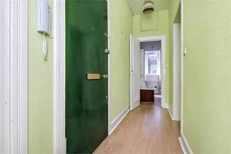 2 Bed Flat Lower with 1 Reception Room