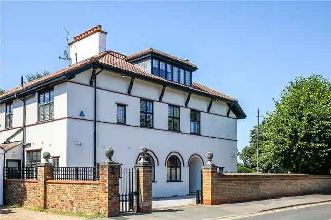 Country house for sale in Southside Common, Wimbledon, London SW19