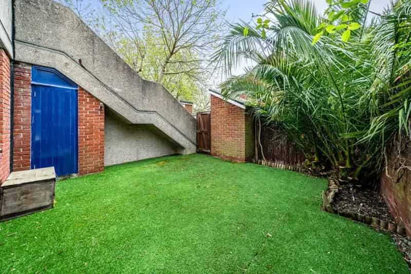 1 Bedroom Garden Flat with Dining Area and Ample Storage