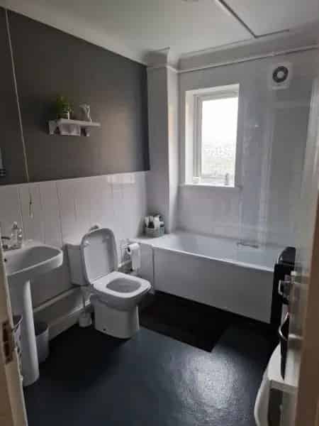 Lovely Large 2 Bed Flat Near Amenities