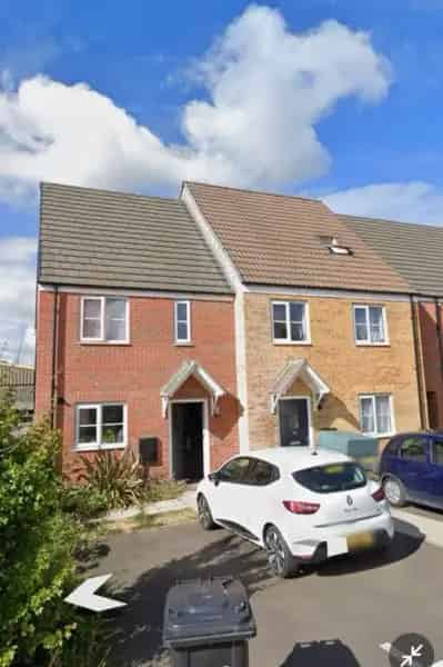 2 Bed Semi Detached House Near Shops and Schools