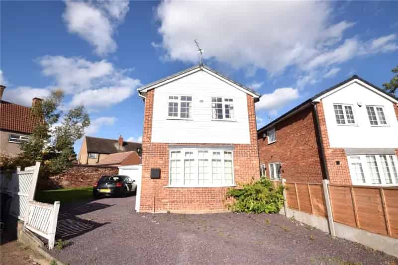 Detached House for Sale - Ample Parking, Lovely Garden, Three Bedrooms