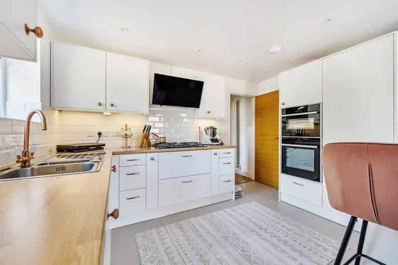 3 Bedroom House Near Earley Station