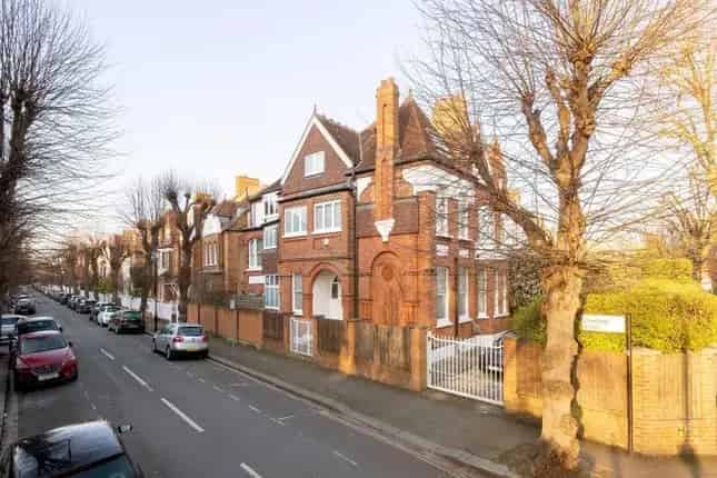 7-Bedroom Semi-Detached House for Sale in Bedford Park