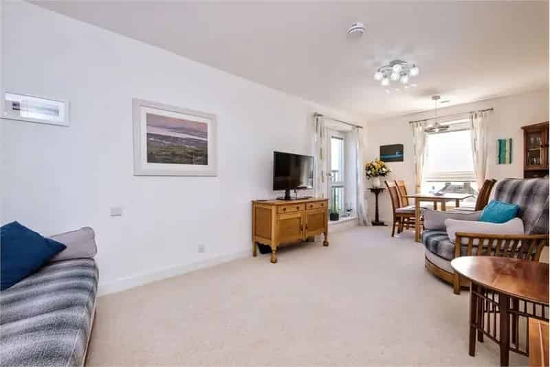 2 Bed Retirement Flat with Sea Views and Communal Facilities