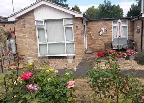 One Bed Bungalow Near Amenities in Buckland Surrey