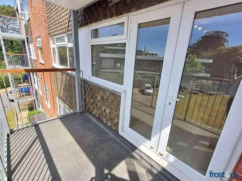 2 bed flat for sale