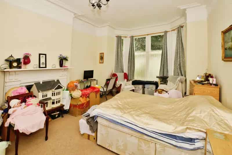 Two Bedroom Apartment with Private Garden Near Folkestone Station